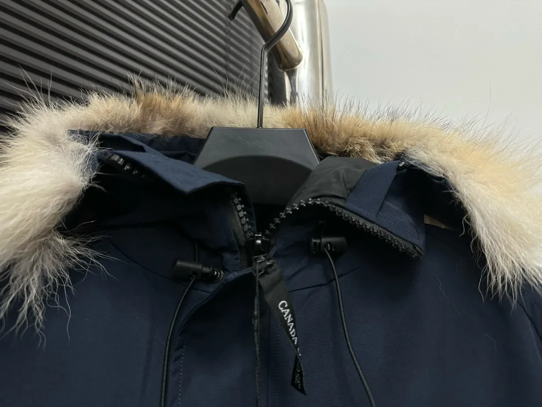 P780 [Canada goose] 01 Exdition Parka Down Jacket for Couples. Genuine original version. You need to compare with the genuine product at any time. All accessories are custom-made from the original factory. 💯The softness and hardness of the fabric is compared with the original one. It can be restored by kneading at will (fabric misunderstanding: fabrics with high hardness are not waterproof. Only those who buy the latest authentic version this year will notice the softness and comfort of the fabric) 💯The down is synchronized with the genuine white duck down, fluffy and not lumpy. Electronically controlled velvet filling machine 💯Customized zippers with genuine YKK military-grade copper core zipper pullers, high hardness and no jamming 💯The fur collar is purchased from Western Canada coyote skin original customization 💯All workmanship and wiring are controlled by workers with more than ten years of service. They must be horizontal and vertical, and are not crooked. The inner wiring density is more sophisticated. Feel free to compare 💯label, collar label, washed label, hangtag, zipper rope, pocket label Back label, collar velvet, Velcro fasteners, cuffs, all details are updated simultaneously with the original product. The best version, the most complete colors, battle all kinds of worldly goods, sizes: XS-XXL
